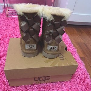 UGG Bailey Bow boots size 7 toddler